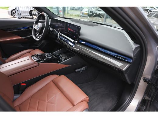 BMW i5 M60 xDrive M Sport / Panoramadak / Trekhaak / Stoelventilatie / Parking Assistant Professional / ... ActivLease financial lease