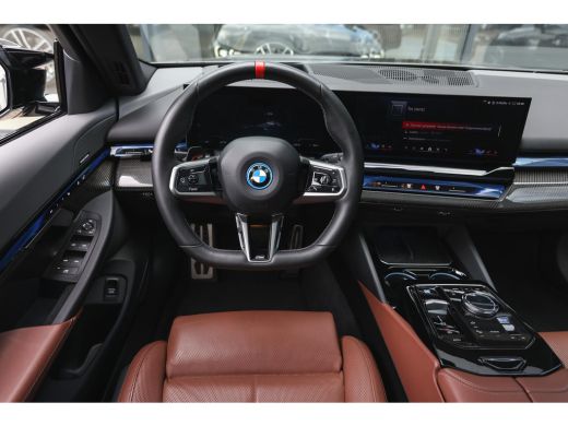 BMW i5 M60 xDrive M Sport / Panoramadak / Trekhaak / Stoelventilatie / Parking Assistant Professional / ... ActivLease financial lease