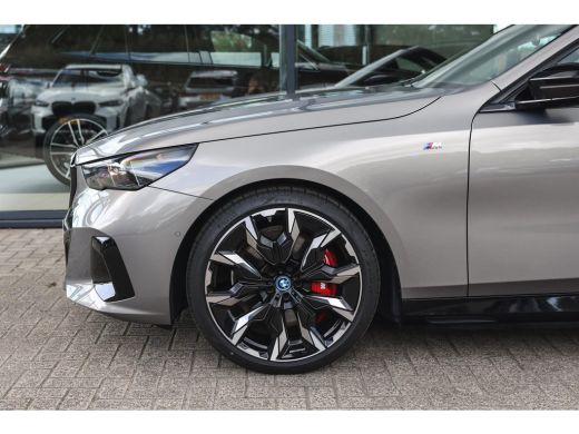 BMW i5 M60 xDrive M Sport / Panoramadak / Trekhaak / Stoelventilatie / Parking Assistant Professional / ... ActivLease financial lease