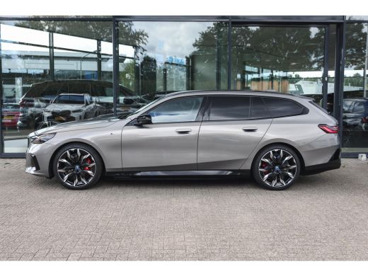 BMW i5 M60 xDrive M Sport / Panoramadak / Trekhaak / Stoelventilatie / Parking Assistant Professional / ... ActivLease financial lease