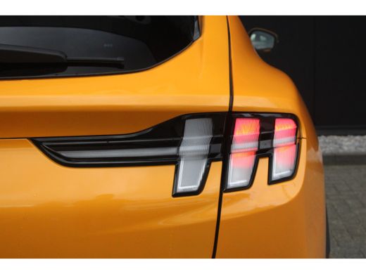 Ford Mustang Mach-E Mach-E Extended RWD 98 kWh | Camera | Adapt. Cruise | Leder | Standkachel | 100% Dealer Onderhouden! ActivLease financial lease