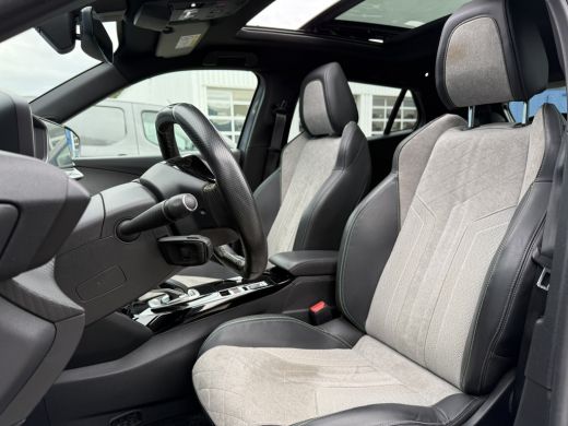 Peugeot e-2008 EV GT Pack 50 kWh | Achteruitrijcamera | Afwijkende dakkleur | Airco (automatisch) ActivLease financial lease