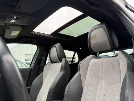 Peugeot e-2008 EV GT Pack 50 kWh | Achteruitrijcamera | Afwijkende dakkleur | Airco (automatisch) ActivLease financial lease