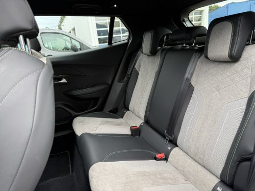 Peugeot e-2008 EV GT Pack 50 kWh | Achteruitrijcamera | Afwijkende dakkleur | Airco (automatisch) ActivLease financial lease