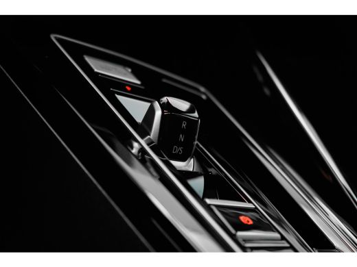 Volkswagen Golf 1.5 eTSI R-Line Edition Automaat | Koplampverlichting IQ.Light 'LED Matrix' | Advance pakket | Si... ActivLease financial lease