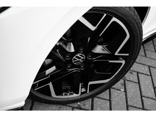 Volkswagen Golf 1.5 eTSI R-Line Edition Automaat | Koplampverlichting IQ.Light 'LED Matrix' | Advance pakket | Si... ActivLease financial lease