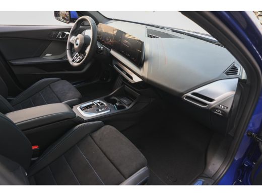 BMW 1 Serie 120 M Sport Automaat / Panoramadak / Sportstoelen / Achteruitrijcamera / M Adaptief onderstel / C... ActivLease financial lease