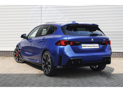 BMW 1 Serie 120 M Sport Automaat / Panoramadak / Sportstoelen / Achteruitrijcamera / M Adaptief onderstel / C... ActivLease financial lease