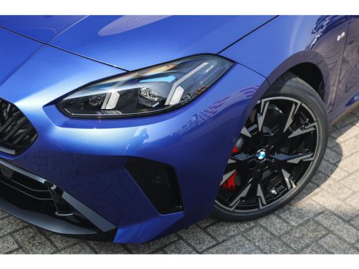 BMW 1 Serie 120 M Sport Automaat / Panoramadak / Sportstoelen / Achteruitrijcamera / M Adaptief onderstel / C... ActivLease financial lease