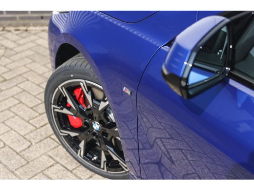 BMW 1 Serie 120 M Sport Automaat / Panoramadak / Sportstoelen / Achteruitrijcamera / M Adaptief onderstel / C... ActivLease financial lease