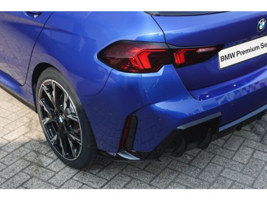 BMW 1 Serie 120 M Sport Automaat / Panoramadak / Sportstoelen / Achteruitrijcamera / M Adaptief onderstel / C... ActivLease financial lease