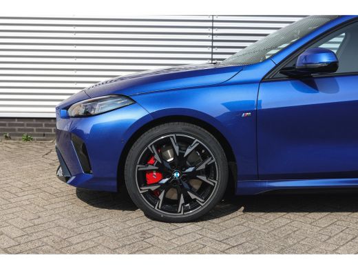 BMW 1 Serie 120 M Sport Automaat / Panoramadak / Sportstoelen / Achteruitrijcamera / M Adaptief onderstel / C... ActivLease financial lease