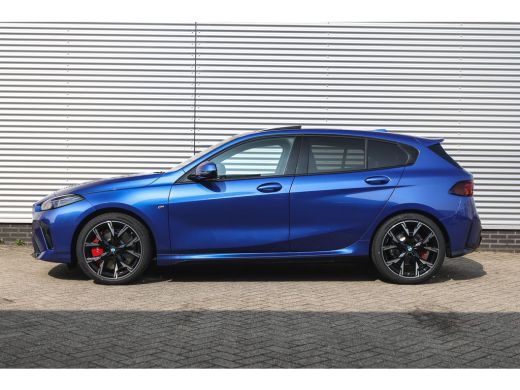 BMW 1 Serie 120 M Sport Automaat / Panoramadak / Sportstoelen / Achteruitrijcamera / M Adaptief onderstel / C... ActivLease financial lease