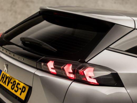 Peugeot 2008 1.2 PureTech Sport 131Pk Automaat (APPLE CARPLAY, GROOT NAVI, LANE ASSIST, PARKEERSENSOREN, SPORT... ActivLease financial lease