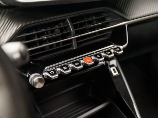 Peugeot 2008 1.2 PureTech Sport 131Pk Automaat (APPLE CARPLAY, GROOT NAVI, LANE ASSIST, PARKEERSENSOREN, SPORT... ActivLease financial lease