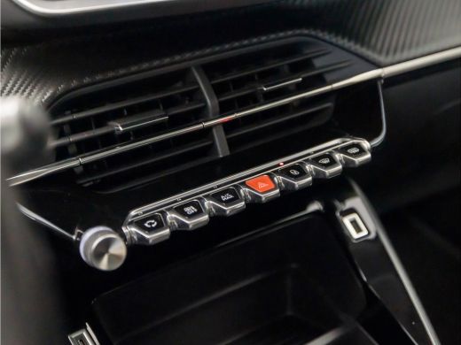 Peugeot 2008 1.2 PureTech Sport (APPLE CARPLAY, GROOT NAVI, GETINT GLAS, TREKHAAK, PARKEERSENSOREN, SPORTSTOEL... ActivLease financial lease