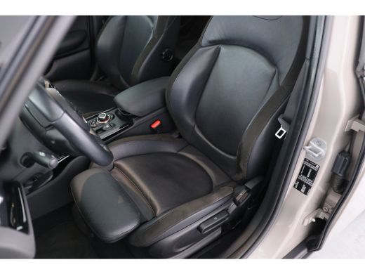 Mini Clubman 1.5 Cooper Classic | Automaat | Dealer Onderhouden | Panoramadak | Navigatie | Keyless | Stoelver... ActivLease financial lease