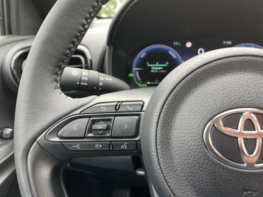 Toyota Yaris 1.5 Hybrid 130 Executive | Ash Grey Metallic | Direct uit voorraad leverbaar ActivLease financial lease