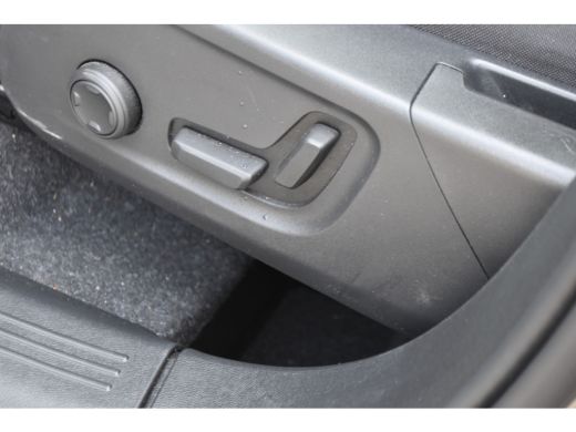 Volvo  XC40 B4 Plus Dark | HarmanKardon | Trekhaak | Elektrische Stoel met Geheugen | ActivLease financial lease