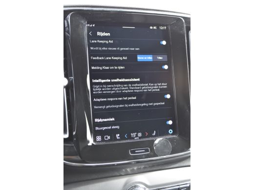 Volvo  XC40 B4 Plus Dark | HarmanKardon | Trekhaak | Elektrische Stoel met Geheugen | ActivLease financial lease