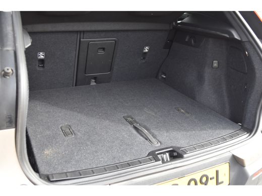 Volvo  XC40 B4 Plus Dark | HarmanKardon | Trekhaak | Elektrische Stoel met Geheugen | ActivLease financial lease