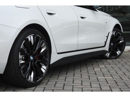 BMW i4 eDrive40 High Executive M Sport / Schuif-kanteldak / Comfort Access / Stoelverwarming / Adaptieve... ActivLease financial lease