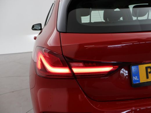 BMW 1 Serie 116D LESAUTO DUBBELE BEDIENING HANDGESCHAKELD + CAMERA | SPORTSTOELEN | LED ActivLease financial lease