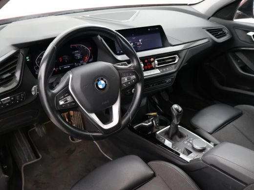 BMW 1 Serie 116D LESAUTO DUBBELE BEDIENING HANDGESCHAKELD + CAMERA | SPORTSTOELEN | LED ActivLease financial lease