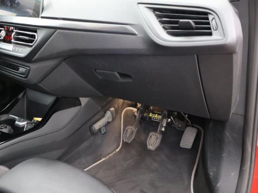 BMW 1 Serie 116D LESAUTO DUBBELE BEDIENING HANDGESCHAKELD + CAMERA | SPORTSTOELEN | LED ActivLease financial lease