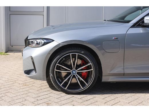 BMW 3 Serie Touring 330e High Executive M Sport Automaat / Panoramadak / Trekhaak / Sportstoelen / Comfort Ac... ActivLease financial lease