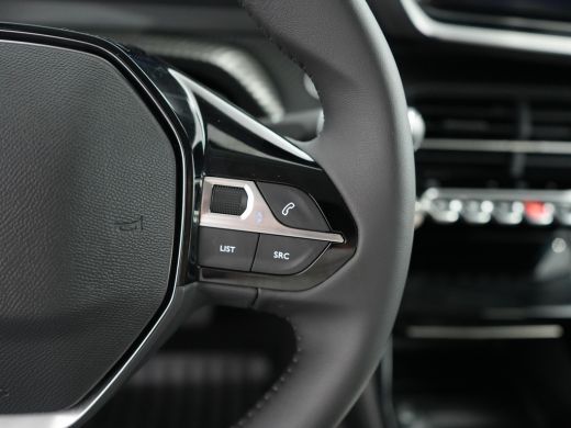 Peugeot e-208 EV Allure 51 kWh - 46 KM ! | 11 kW lader | Achterbank in delen neerklapbaar | Apple Carplay/Andro... ActivLease financial lease