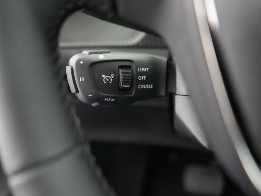Peugeot e-208 EV Allure 51 kWh - 46 KM ! | 11 kW lader | Achterbank in delen neerklapbaar | Apple Carplay/Andro... ActivLease financial lease