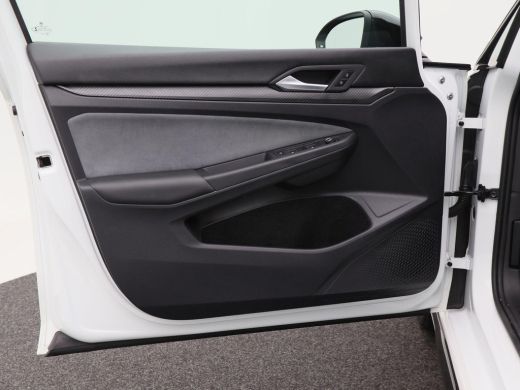 Volkswagen Golf 1.5 eTSi 150 Pk Automaat R-Line Business+ | Panoramdak | Adaptive Cruise | Full LED | Camera | Pa... ActivLease financial lease