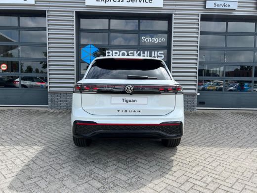 Volkswagen Tiguan R-Line Edition - eHybrid | 'App-Connect' draadloze smartphone integratie | Automatische afstandsr... ActivLease financial lease