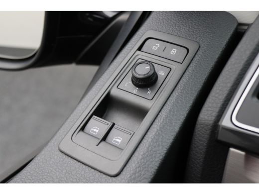 Volkswagen Transporter 2.0 TDI L2H1 DC Highline Automaat Navigatie, Cruise, Trekhaak, DAB, PDC, Bluetooth ActivLease financial lease