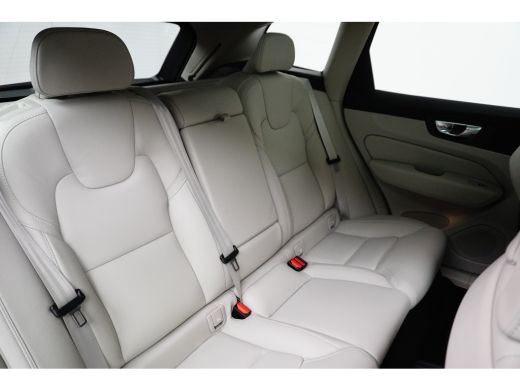 Volvo  XC60 2.0 T6 Plug-in hybrid AWD Plus Dark | Luchtvering | Stoelventilatie | Trekhaak | 360 Camera | ActivLease financial lease