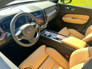 Volvo  XC60 2.0 T8 Plug-in hybrid AWD Plus Dark | Luchtvering | Stoelventilatie | Trekhaak | 360 Camera |