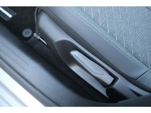 Peugeot 208 Allure | 16" Lichtmetalen velgen 'ELBORN' | Climate Control | Dashboard en deurpanelen in kunstst... ActivLease financial lease