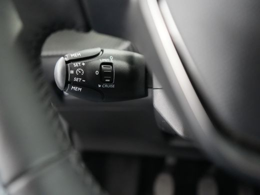 Peugeot 2008 1.2 PureTech 100 Allure | Achterbank in delen neerklapbaar | Achteruitrijcamera | Airco (automati... ActivLease financial lease