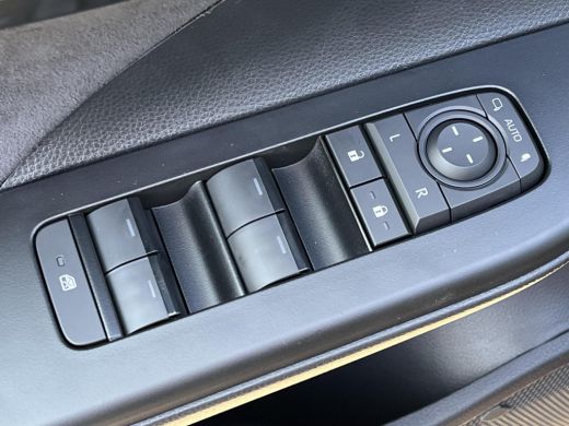 Toyota C-HR 2.0 Plug-in Hybrid 220 Executive | Metal oxide metallic met zwart dak | Nieuw uit voorraad leverb... ActivLease financial lease