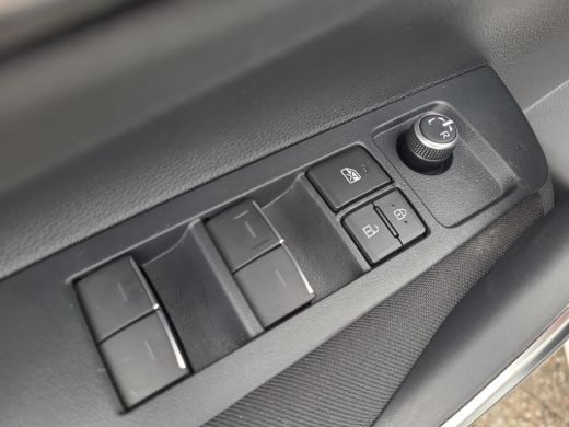 Toyota Corolla 1.8 Hybrid Active | Apple CarPlay | Adaptive Cruise | Parkeercamera | Rijklaarprijs incl. garantie | ActivLease financial lease