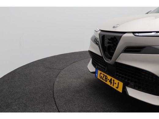 Alfa Romeo Junior Elettrica Speciale 54 kWh | Achterbank in delen neerklapbaar | Achteruitrijcamera | Airco (automa... ActivLease financial lease