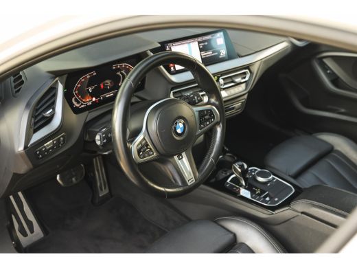 BMW 1 Serie 118i High Executive M Sport Automaat / Panoramadak / Sportstoelen / Achteruitrijcamera / LED / M ... ActivLease financial lease