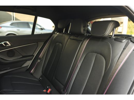 BMW 1 Serie 118i High Executive M Sport Automaat / Panoramadak / Sportstoelen / Achteruitrijcamera / LED / M ... ActivLease financial lease