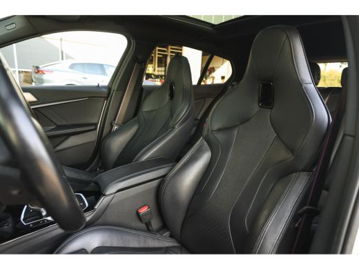 BMW 1 Serie 118i High Executive M Sport Automaat / Panoramadak / Sportstoelen / Achteruitrijcamera / LED / M ... ActivLease financial lease