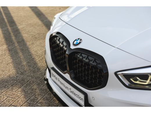 BMW 1 Serie 118i High Executive M Sport Automaat / Panoramadak / Sportstoelen / Achteruitrijcamera / LED / M ... ActivLease financial lease