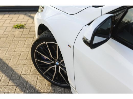 BMW 1 Serie 118i High Executive M Sport Automaat / Panoramadak / Sportstoelen / Achteruitrijcamera / LED / M ... ActivLease financial lease