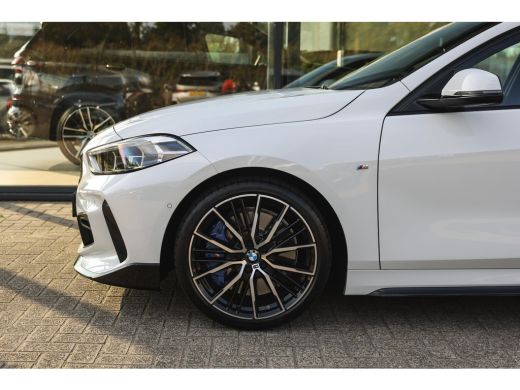 BMW 1 Serie 118i High Executive M Sport Automaat / Panoramadak / Sportstoelen / Achteruitrijcamera / LED / M ... ActivLease financial lease