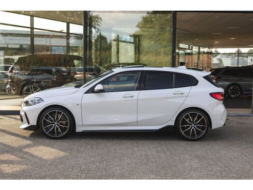 BMW 1 Serie 118i High Executive M Sport Automaat / Panoramadak / Sportstoelen / Achteruitrijcamera / LED / M ... ActivLease financial lease