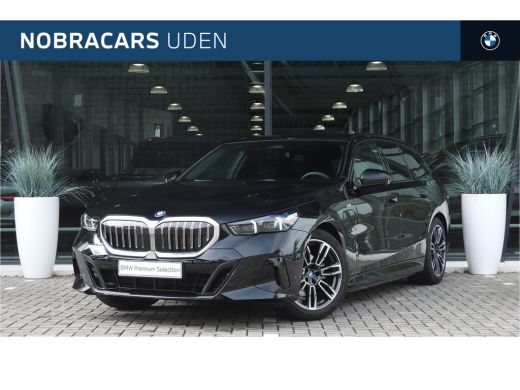 BMW 5 Serie Touring 530e M Sport Automaat / Panoramadak / Trekhaak / Achteruitrijcamera / Adaptieve LED / M S...
